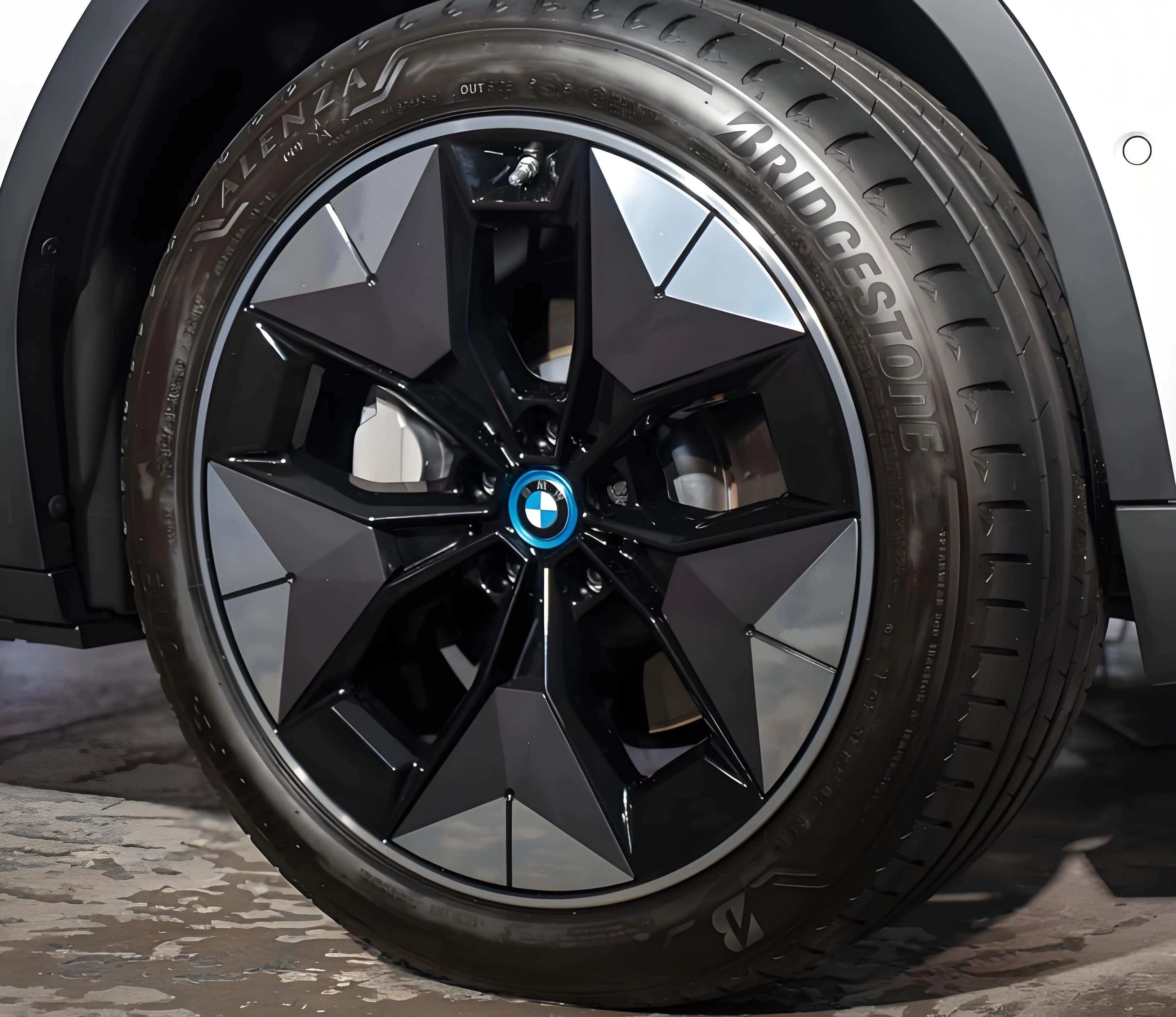 輪圈空氣力學：為何電動車與性能車開始回歸「大餅圈」？